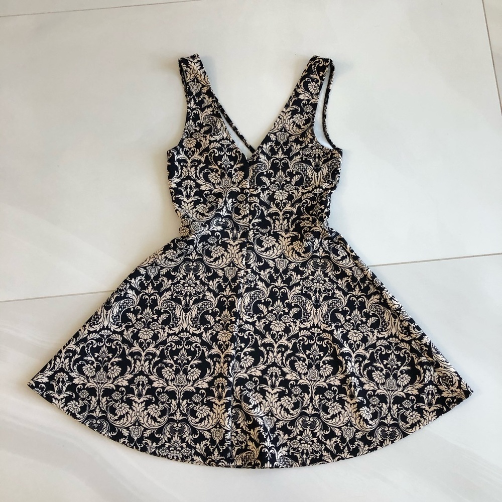 Forever 21 Paisley Skater Dress with V Neck - Picture 4 of 10